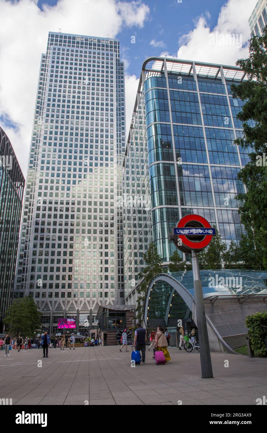 Canary Wharf, stazione della metropolitana di Londra e Canada One Tower Foto Stock