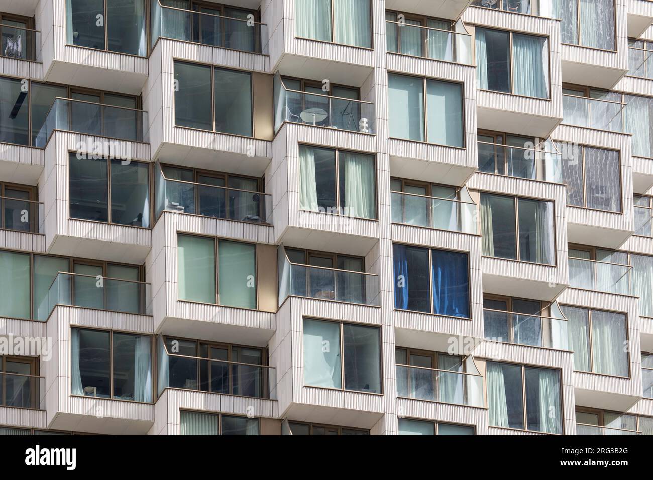 Una vista ravvicinata dettagliata di One Park Drive del grattacielo residenziale situato nell'angolo sud-ovest di Wood Wharf Canary Wharf Foto Stock