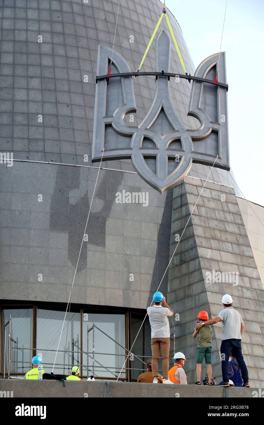 Non esclusivo: KIEV, UCRAINA - 5 AGOSTO 2023 - lo stemma ucraino, noto come Tryzub del Tridente, che sostituirà l'emblema di Stato del Foto Stock