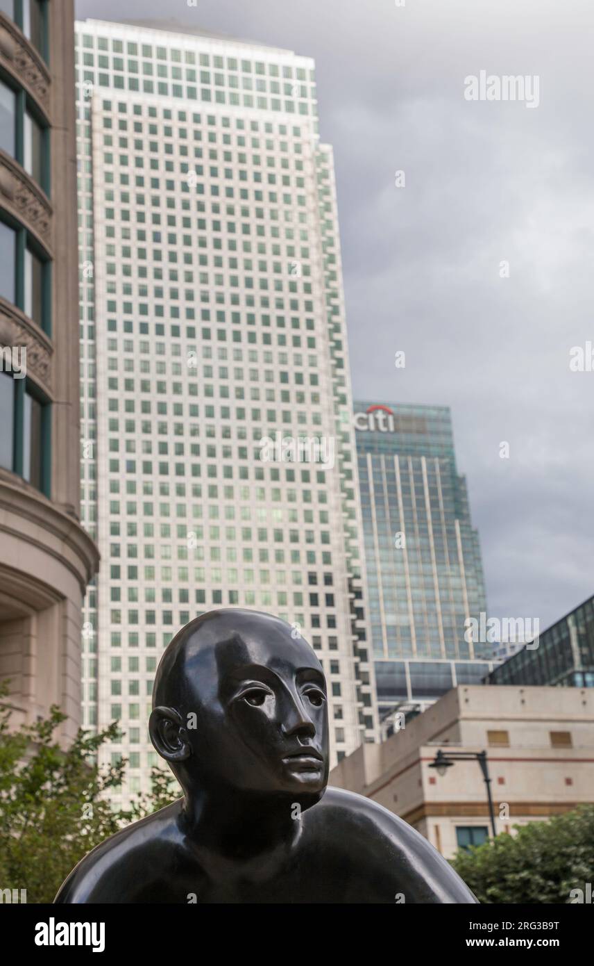 Due uomini su una panchina di Giles Penny è un grande lavoro in bronzo che ha un'aria contemplativa al molo di Cabot Square Canary Foto Stock