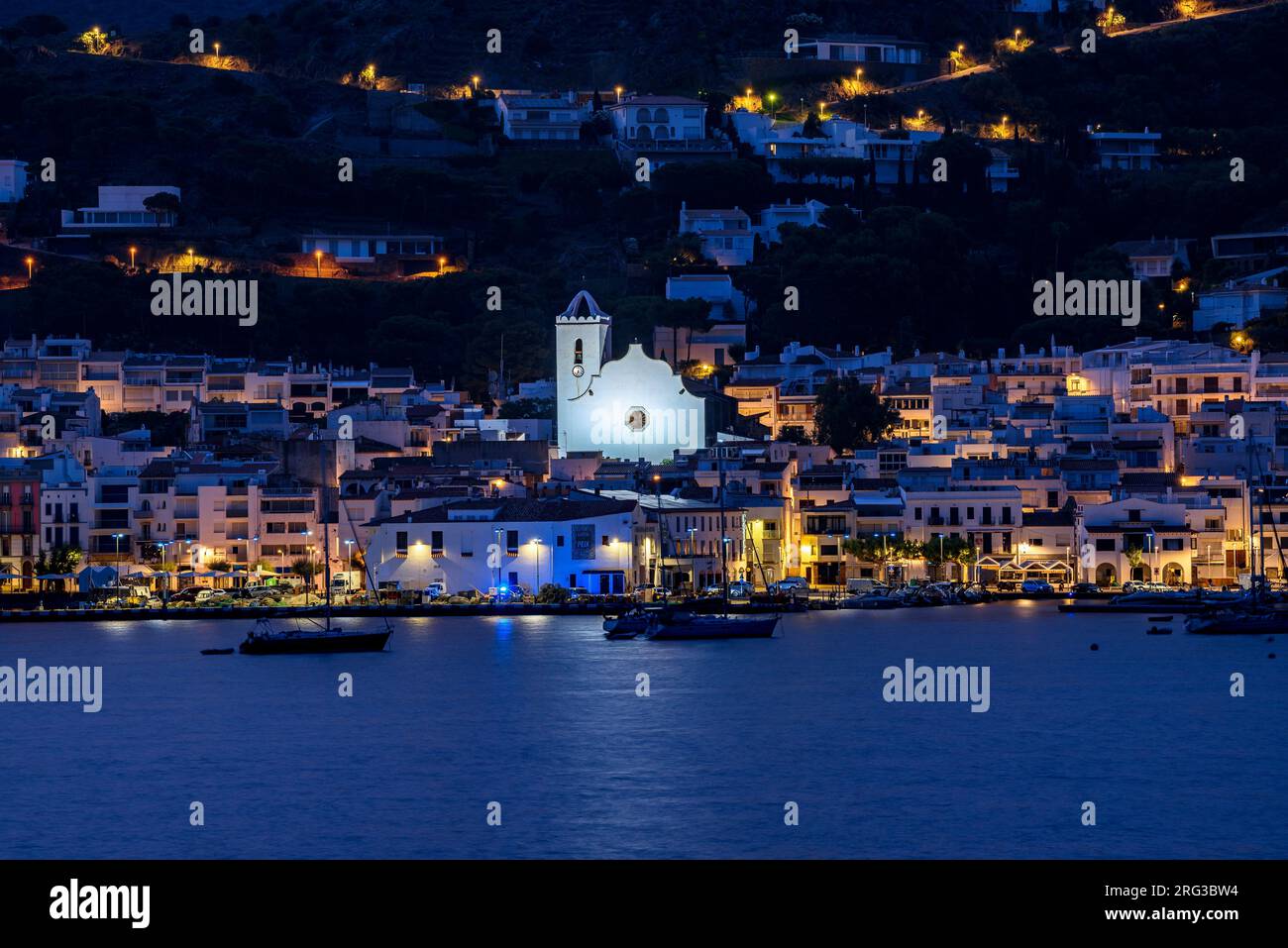 Port de la Selva baia e città ancora di notte con la prima luce del mattino (Alt Empordà, Girona, Catalogna, Spagna) ESP la Bahía Port de la Selva Foto Stock