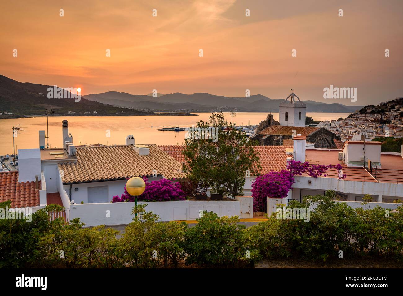 Tramonto rossastro sulla città di Port de la Selva a nord del capo Cap de Creus (Alt Empordà, Girona, Catalogna, Spagna). Esempio: Atardecer rojizo Empordà Foto Stock