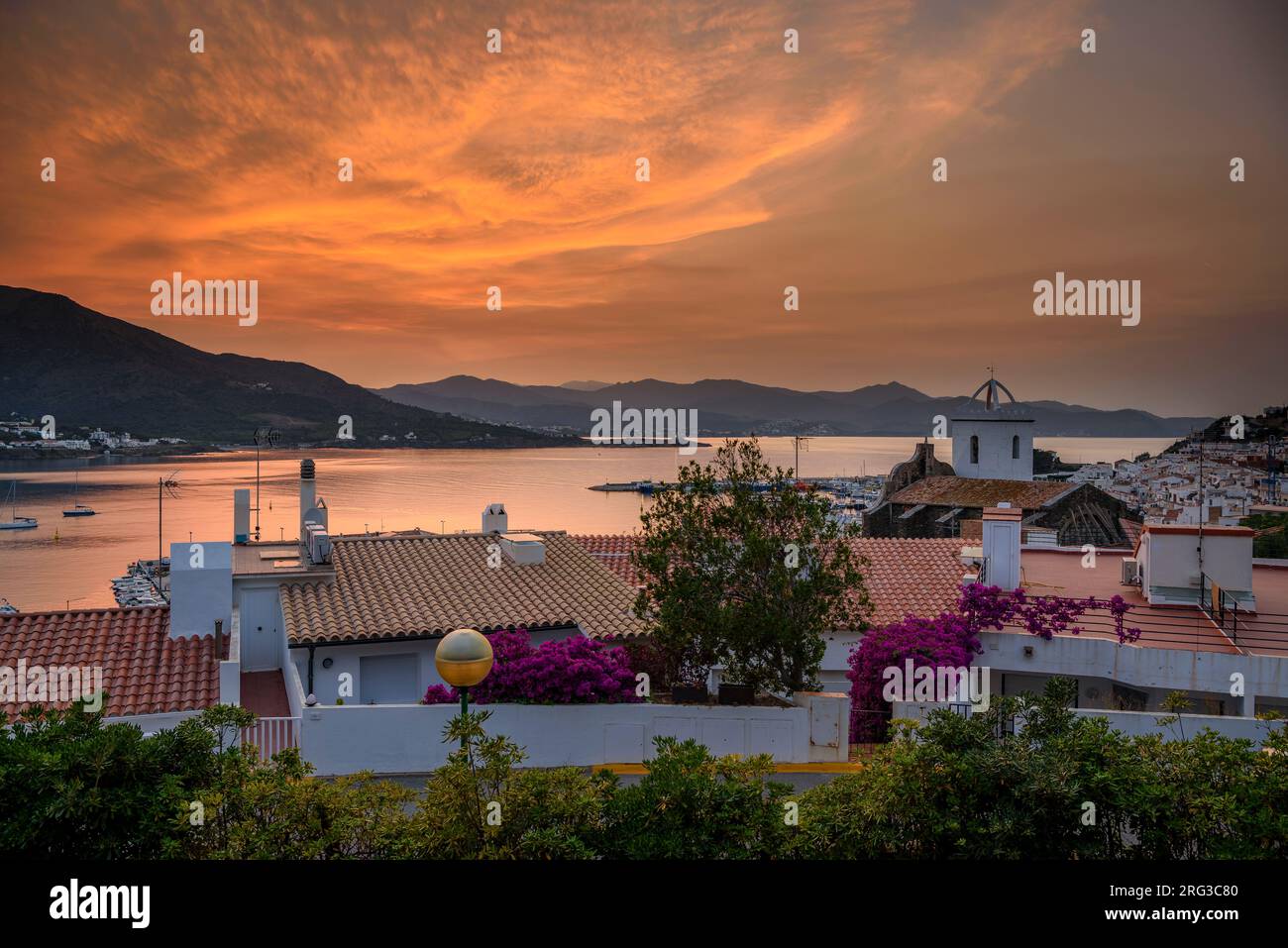 Tramonto rossastro sulla città di Port de la Selva a nord del capo Cap de Creus (Alt Empordà, Girona, Catalogna, Spagna). Esempio: Atardecer rojizo Empordà Foto Stock