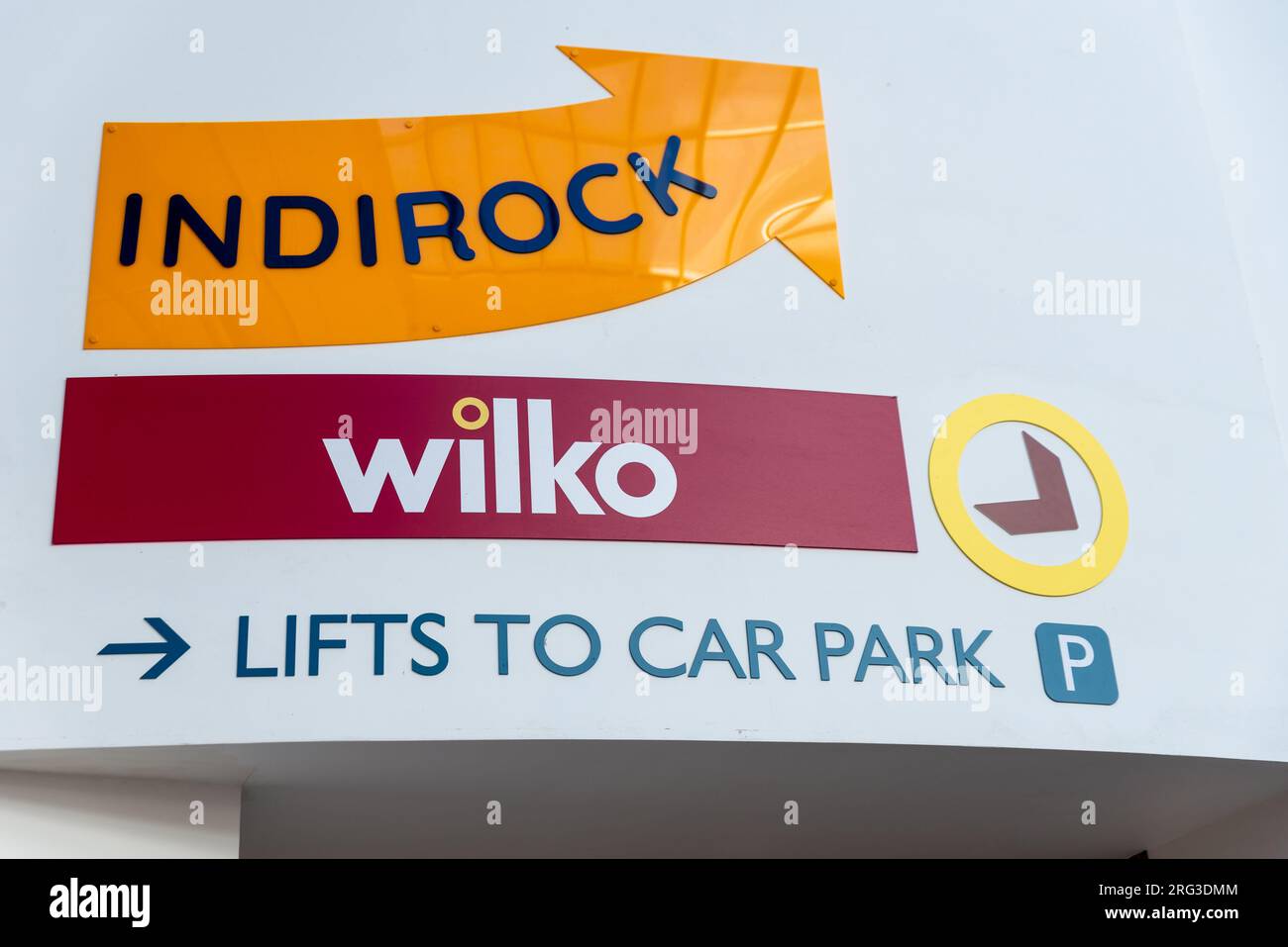 Indicazioni per il negozio Wilko all'interno del centro commerciale Victoria a Southend on Sea, Essex, Regno Unito. Anche Indirock e gli ascensori per il parcheggio Foto Stock