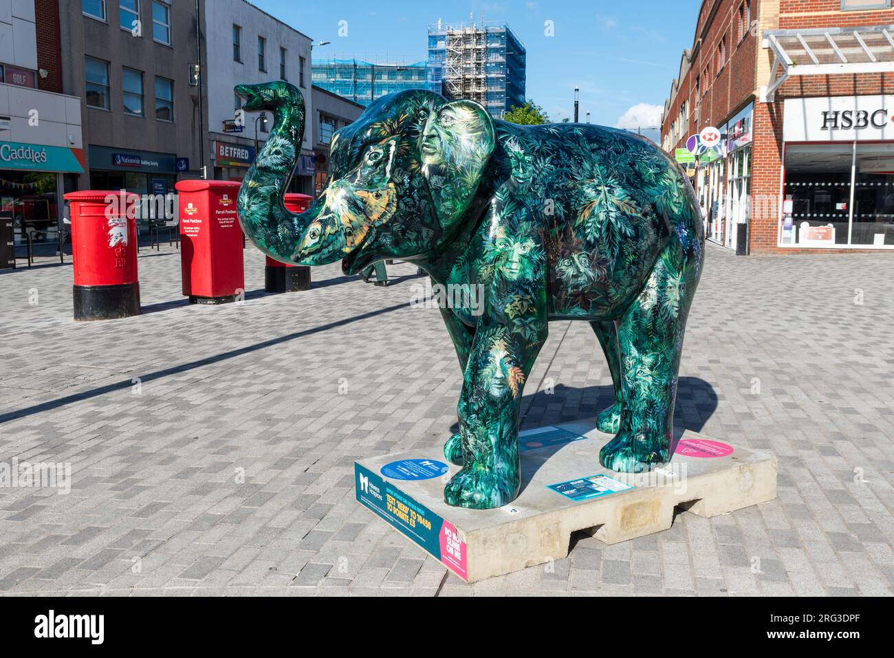 Evento Herd in the City a Southend on Sea, Essex, Regno Unito. Una delle molte statue di elefanti dai colori vivaci collocate intorno alla città come attrazione turistica Foto Stock