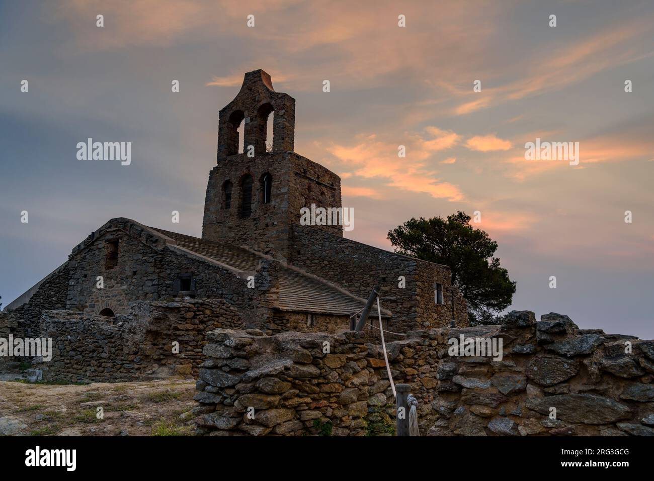 Chiesa romanica di Santa Helena de Rodes, all'alba (Alt Empordà, Girona, Catalogna, Spagna) ESP: Iglesia románica de Santa Helena de Rodes Foto Stock