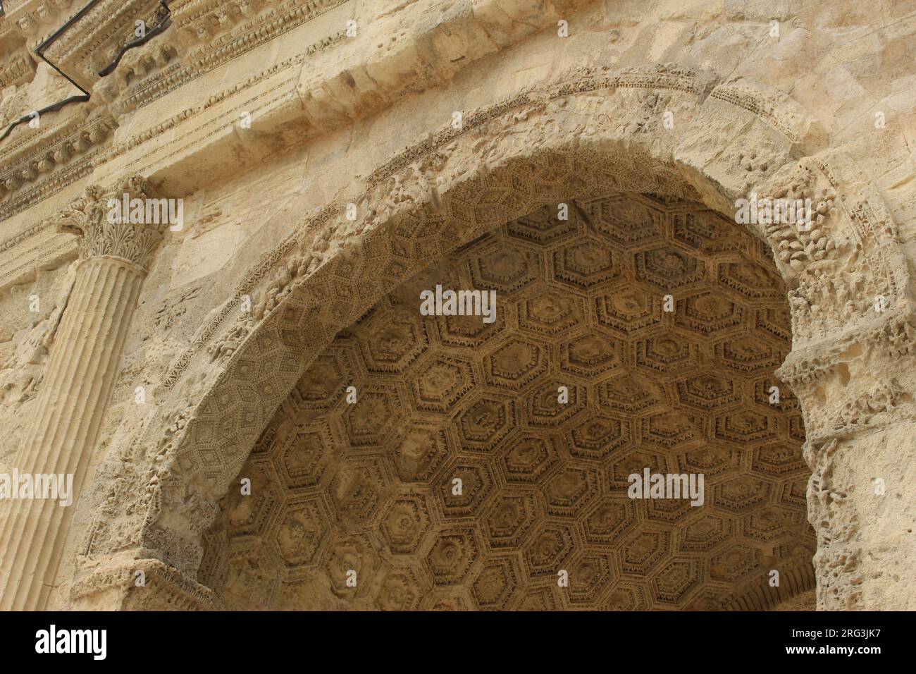 Arco trionfale d'arancia primo piano dell'arco centrale con motivo esagonale a nido d'ape Foto Stock