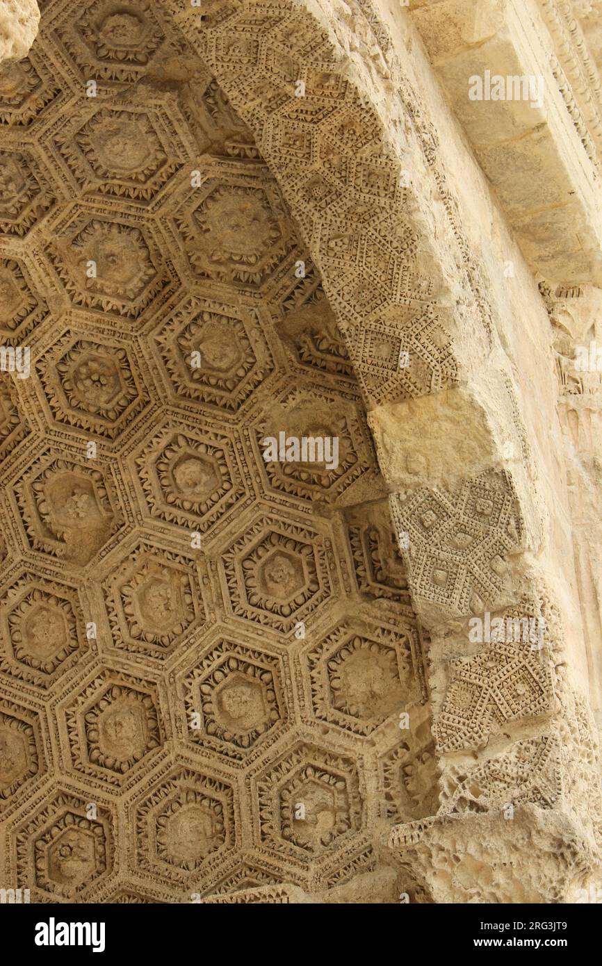 Arco trionfale di arancio con motivo esagonale sul soffitto ad arco Foto Stock