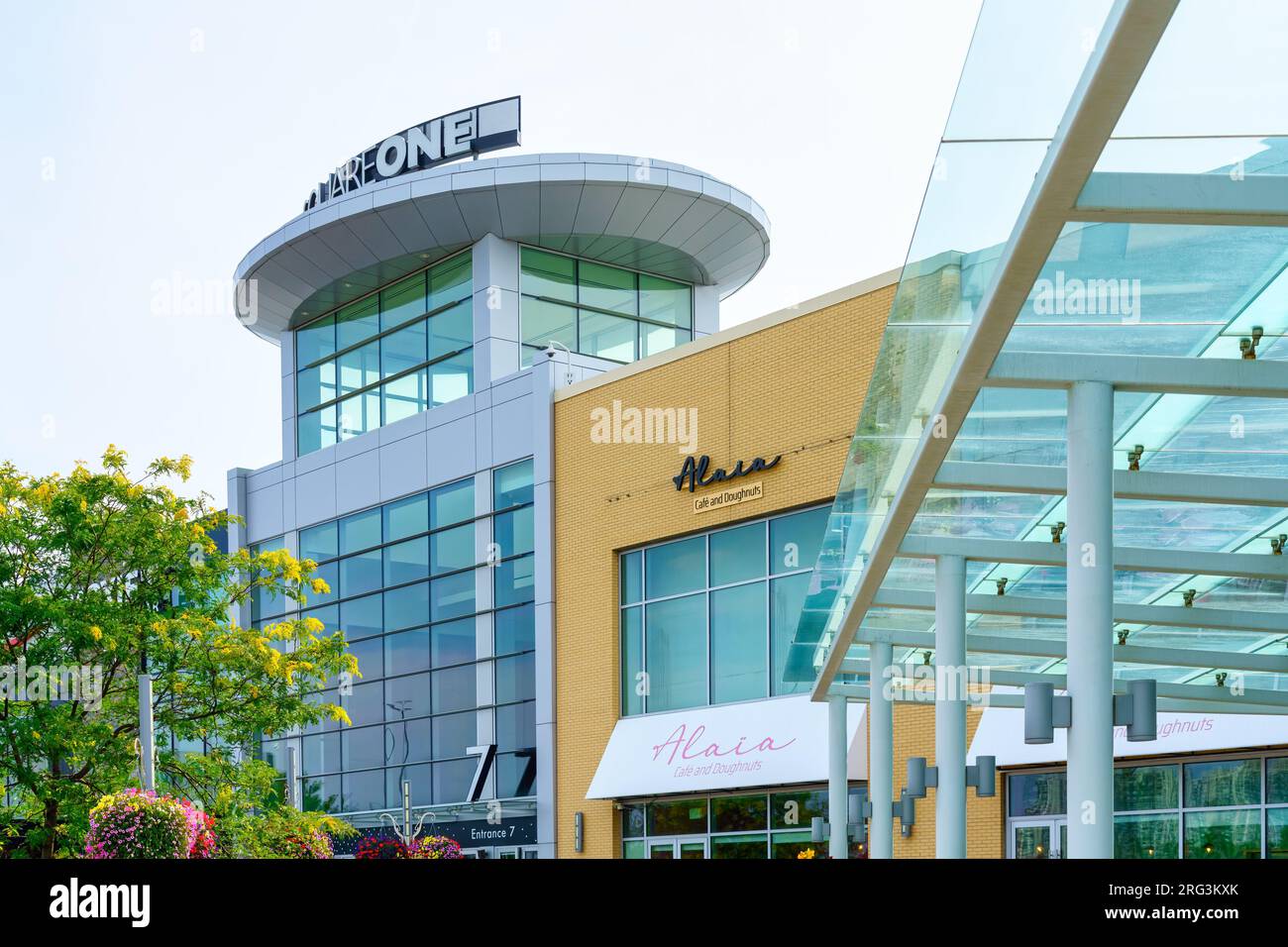 Mississauga, Canada, architettura esterna dell'ingresso e facciata del centro commerciale Square One. Il centro commerciale è un'attrazione turistica Foto Stock