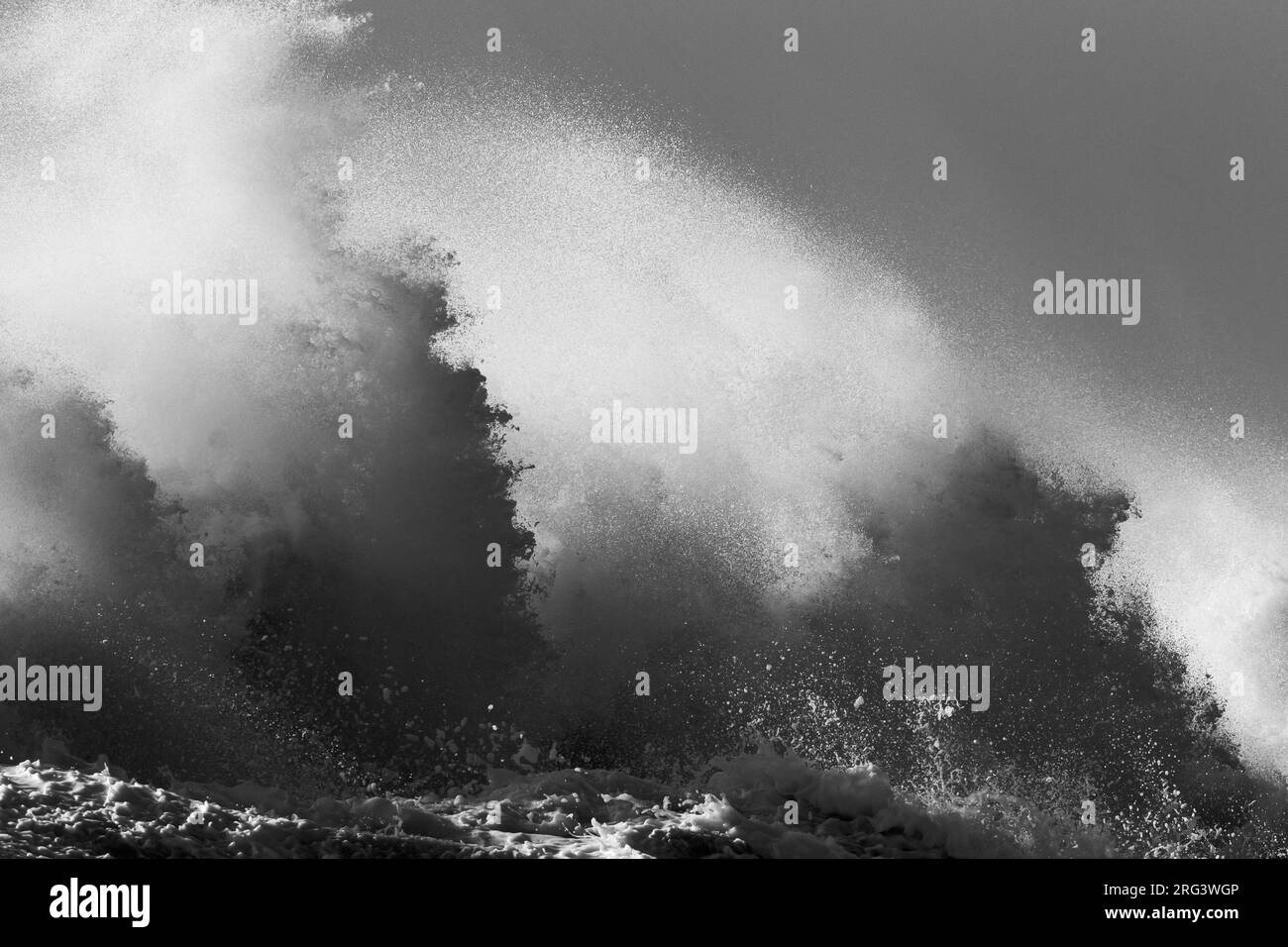 Immagine in bianco e nero di enormi onde che si infrangono sul molo di Ijmuiden, Paesi Bassi, durante una grave tempesta costiera. Vista panoramica del Mare del Nord Foto Stock