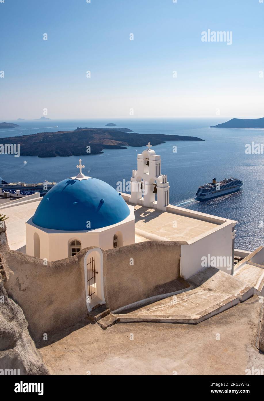 Iconica chiesa con cupola blu e campanile (tre Campane di Fira) con nave da crociera Costa fortuna, Chiesa cattolica della Dormizione, Firostefani, Santorini, Grecia Foto Stock