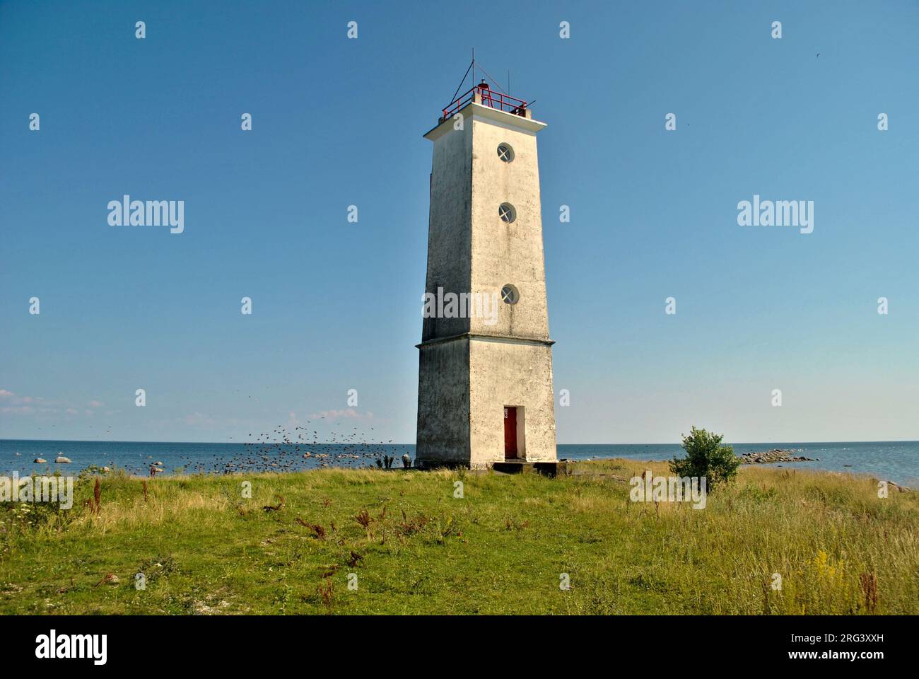 Faro di Sääretuka, isola di Saaremaa, Estonia. Incredibile edificio abbandonato, lontano e misterioso. Foto Stock