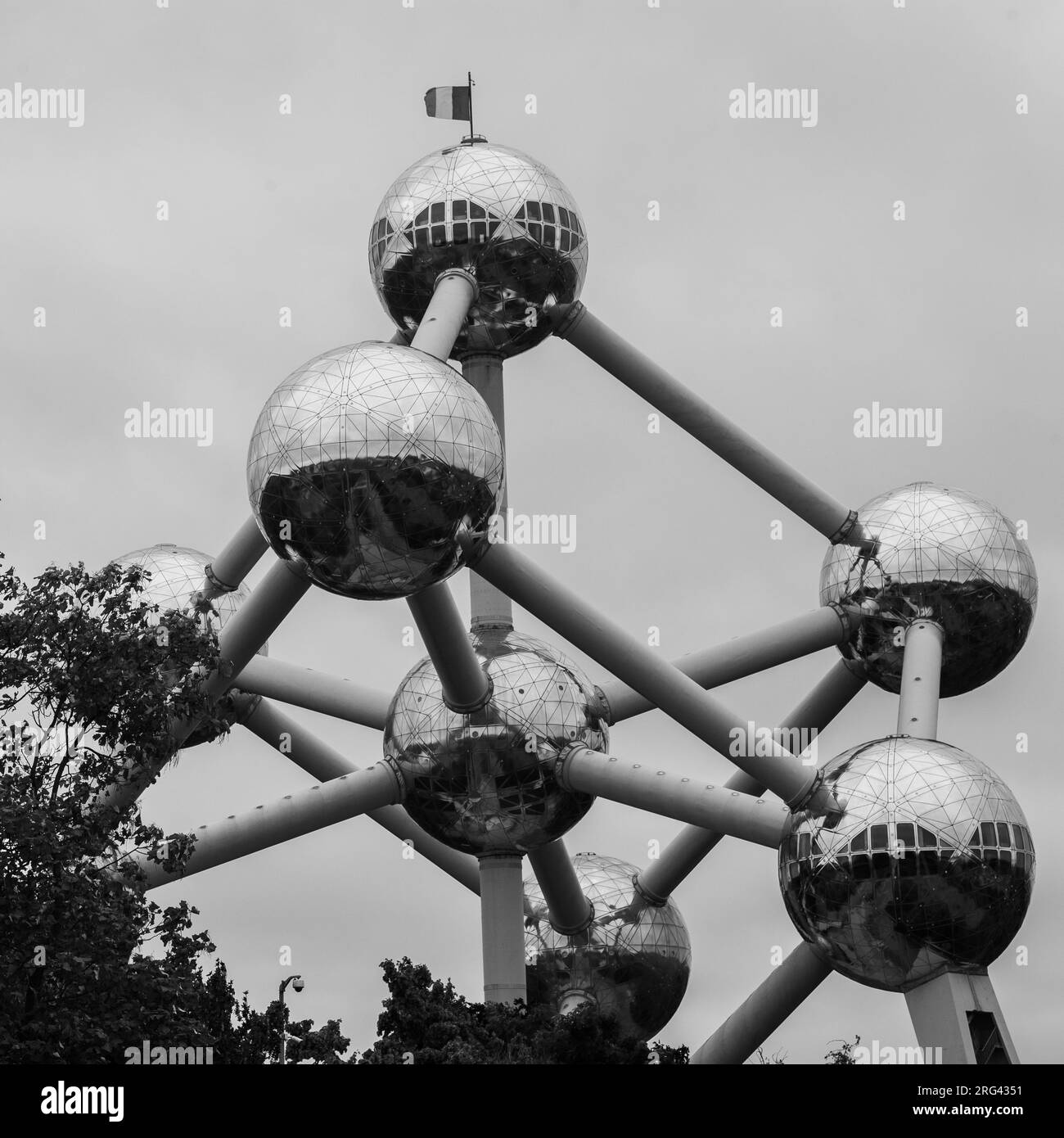 L'Atomium è una struttura alta 103 metri costruita nel 1958. Rappresenta un totale di nove atomi di un cristallo di ferro ingrandito per un totale di 165 miliardi di volte Foto Stock
