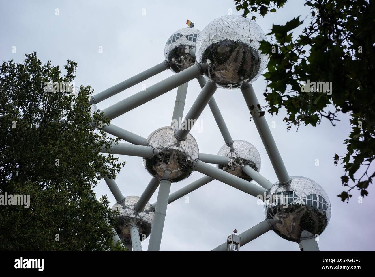 L'Atomium è una struttura alta 103 metri costruita nel 1958. Rappresenta un totale di nove atomi di un cristallo di ferro ingrandito per un totale di 165 miliardi di volte Foto Stock