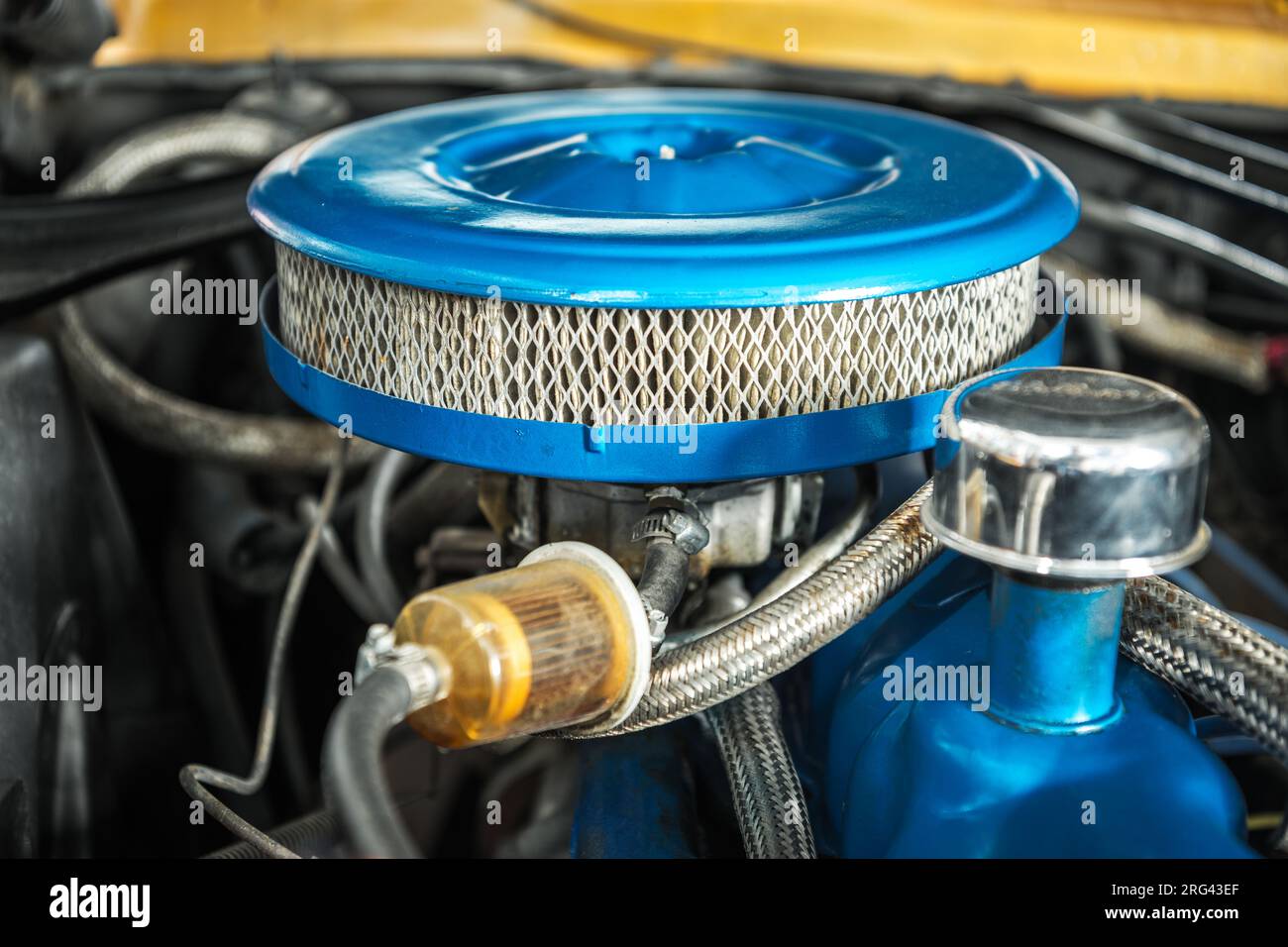 Elementi del motore a combustione per auto classiche. Filtri aria e benzina. Foto Stock