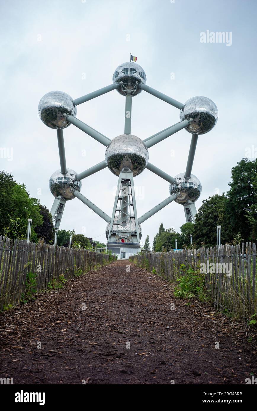 L'Atomium è una struttura alta 103 metri costruita nel 1958. Rappresenta un totale di nove atomi di un cristallo di ferro ingrandito per un totale di 165 miliardi di volte Foto Stock