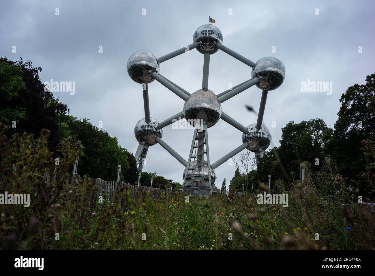 L'Atomium è una struttura alta 103 metri costruita nel 1958. Rappresenta un totale di nove atomi di un cristallo di ferro ingrandito per un totale di 165 miliardi di volte Foto Stock