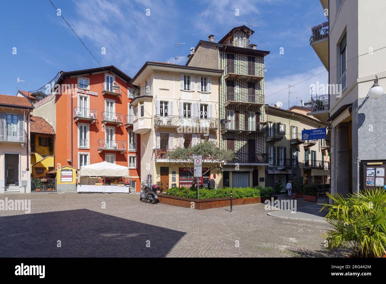 Via del centro storico di Stresa, distretto italiano dei laghi, regione Piemonte Foto Stock
