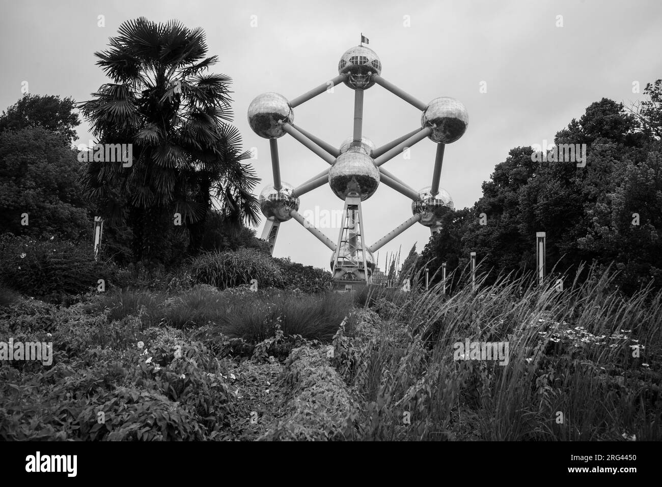L'Atomium è una struttura alta 103 metri costruita nel 1958. Rappresenta un totale di nove atomi di un cristallo di ferro ingrandito per un totale di 165 miliardi di volte Foto Stock