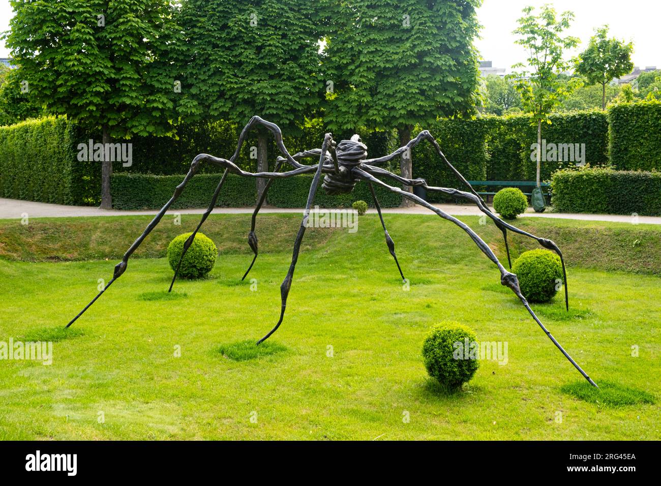 Scultura di un enorme ragno di metallo nero nel parco. Arte contemporanea insolita Foto Stock