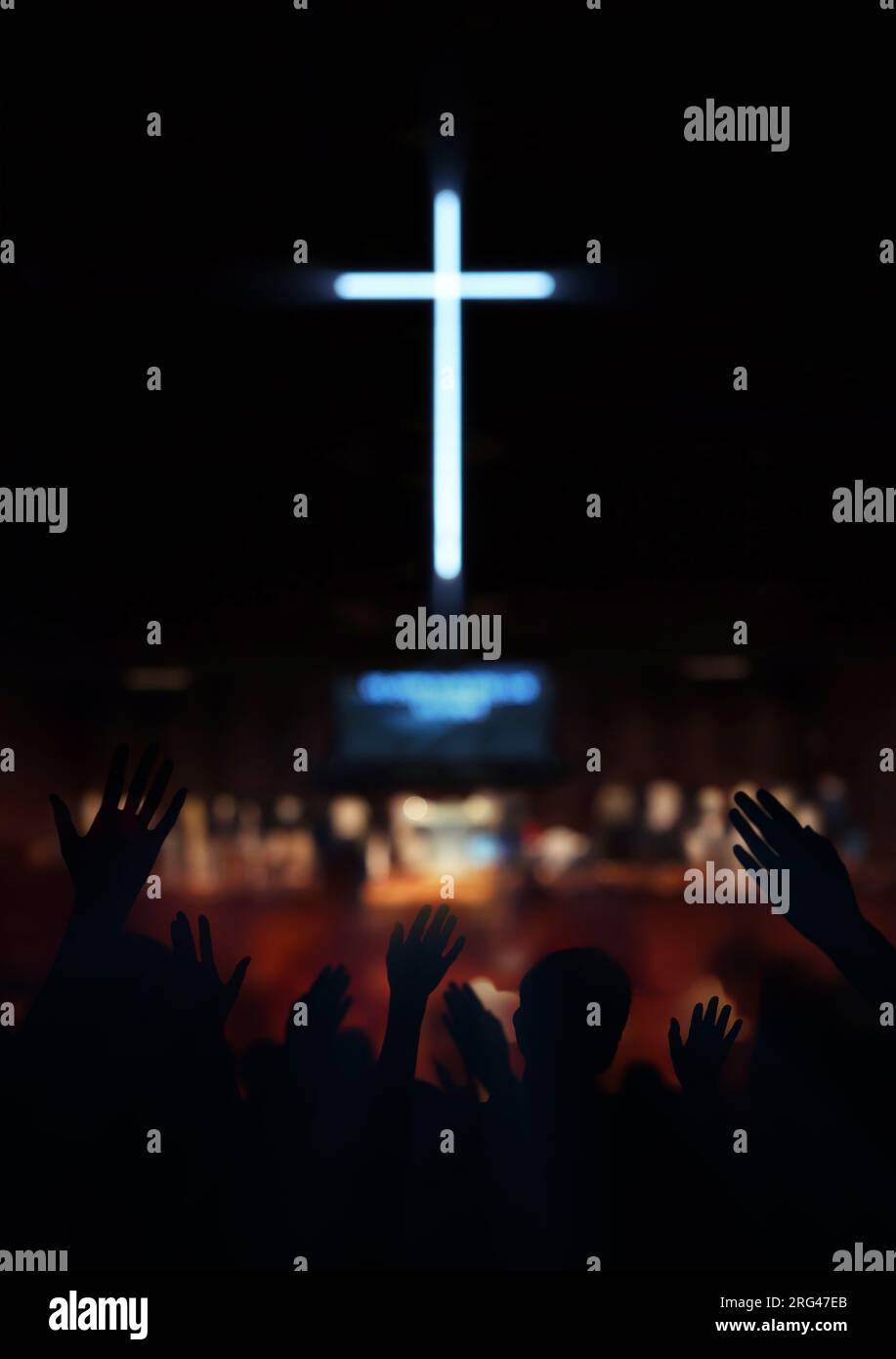 Culto sacro pieno di spirito, cristiani che alzano le mani con passione nella lode e nella preghiera, e la croce di Gesù Cristo e la manifestazione di ritiro Foto Stock