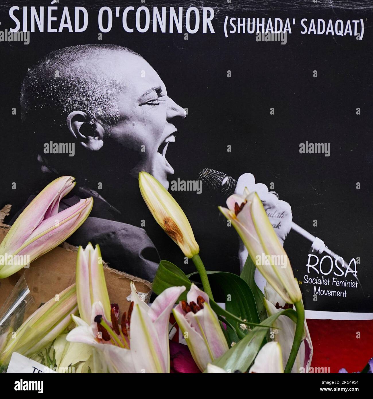 Tributi floreali a Sinead o'Connor all'esterno dell'Irish Rock 'n' Roll Museum a Temple Bar, Dublino, prima del funerale del cantante irlandese il martedì. Foto Stock