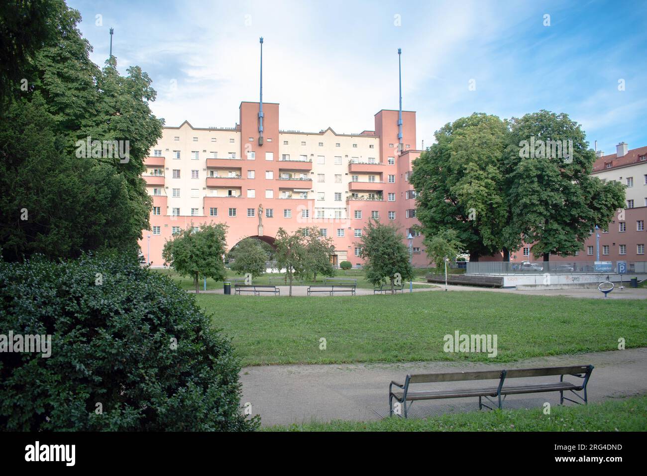 Vienna, Austria. 6 agosto 2023: Il complesso residenziale Karl Marx-Hof e gli edifici residenziali singoli più lunghi del mondo. Costruito tra il 1927 e il 1930. Foto Stock