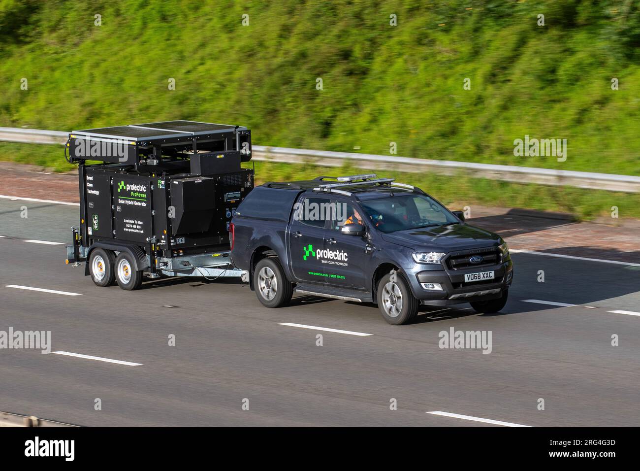 ProElectric ProPower Solar Hybrid Generator; Smart Clean Technology Unit trainata da Ford Ranger WildReg 4X4 DCB T 2018; viaggia a velocità sostenuta sull'autostrada M6 a Greater Manchester, Regno Unito Foto Stock