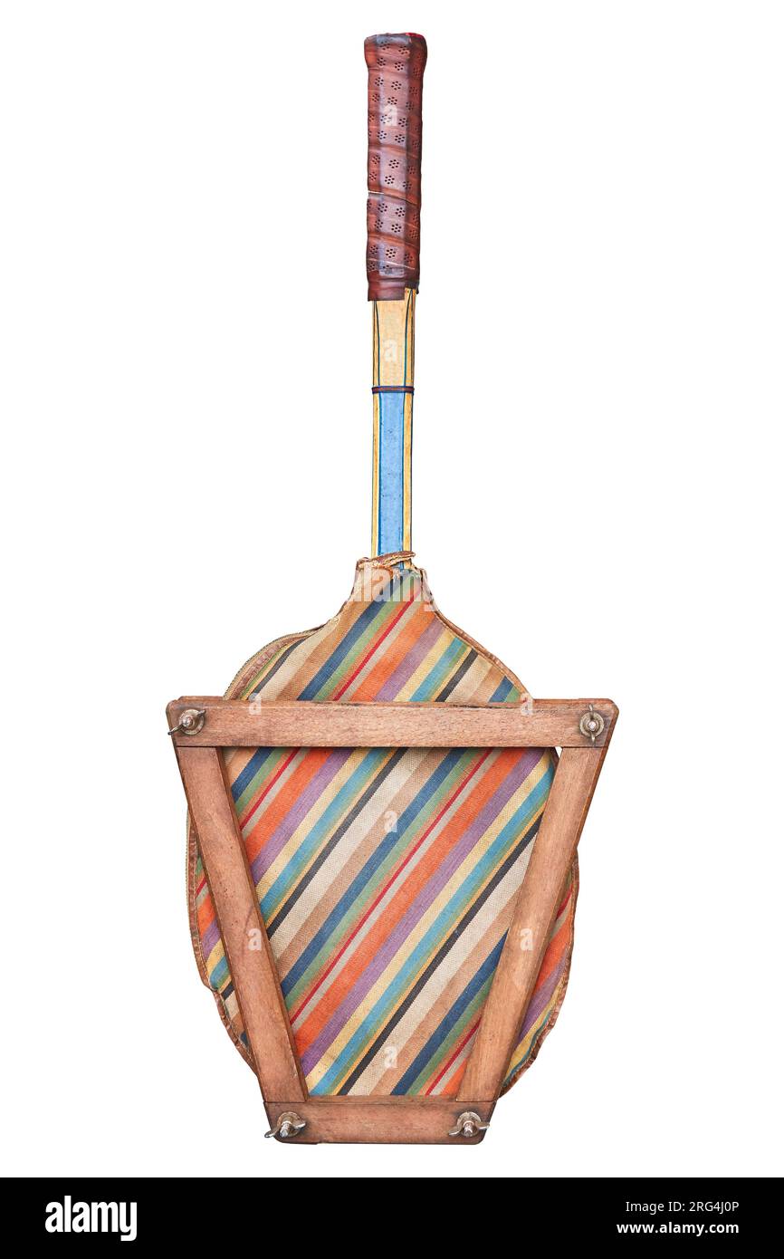 Racchetta da tennis vintage in legno con manica colorata a righe e rack isolato su sfondo bianco Foto Stock