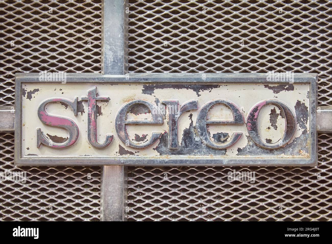 Primo piano di un jukebox vintage con lo stereo di testo in metallo Foto Stock