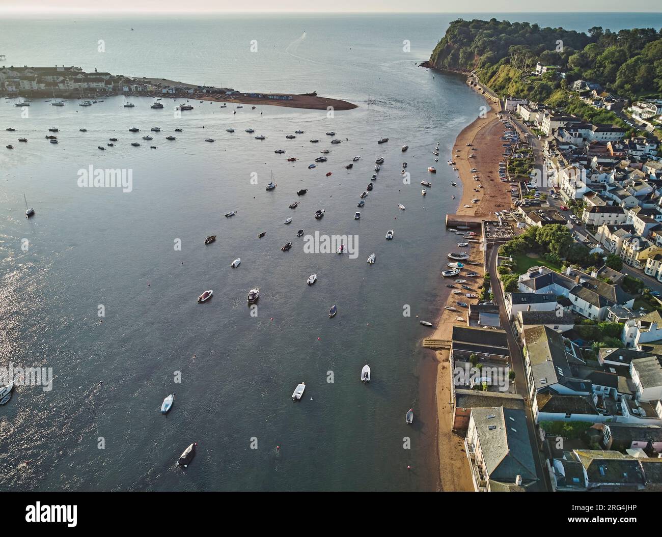 Una vista aerea del porto di Teignmouth e della foce del fiume Teign, guardando oltre Shaldon e verso il mare; Teignmouth, Devon, Gran Bretagna Foto Stock