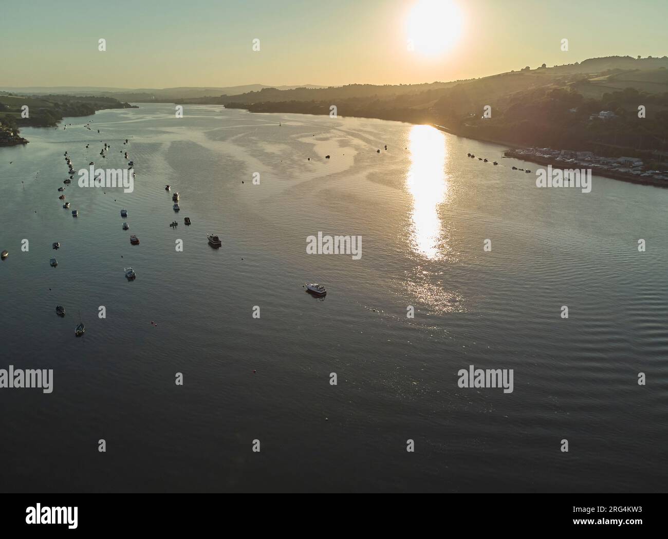 Una vista serale che guarda verso l'interno, a monte, lungo l'estuario del fiume Teign, a Shaldon, sulla costa meridionale del Devon, Gran Bretagna Foto Stock