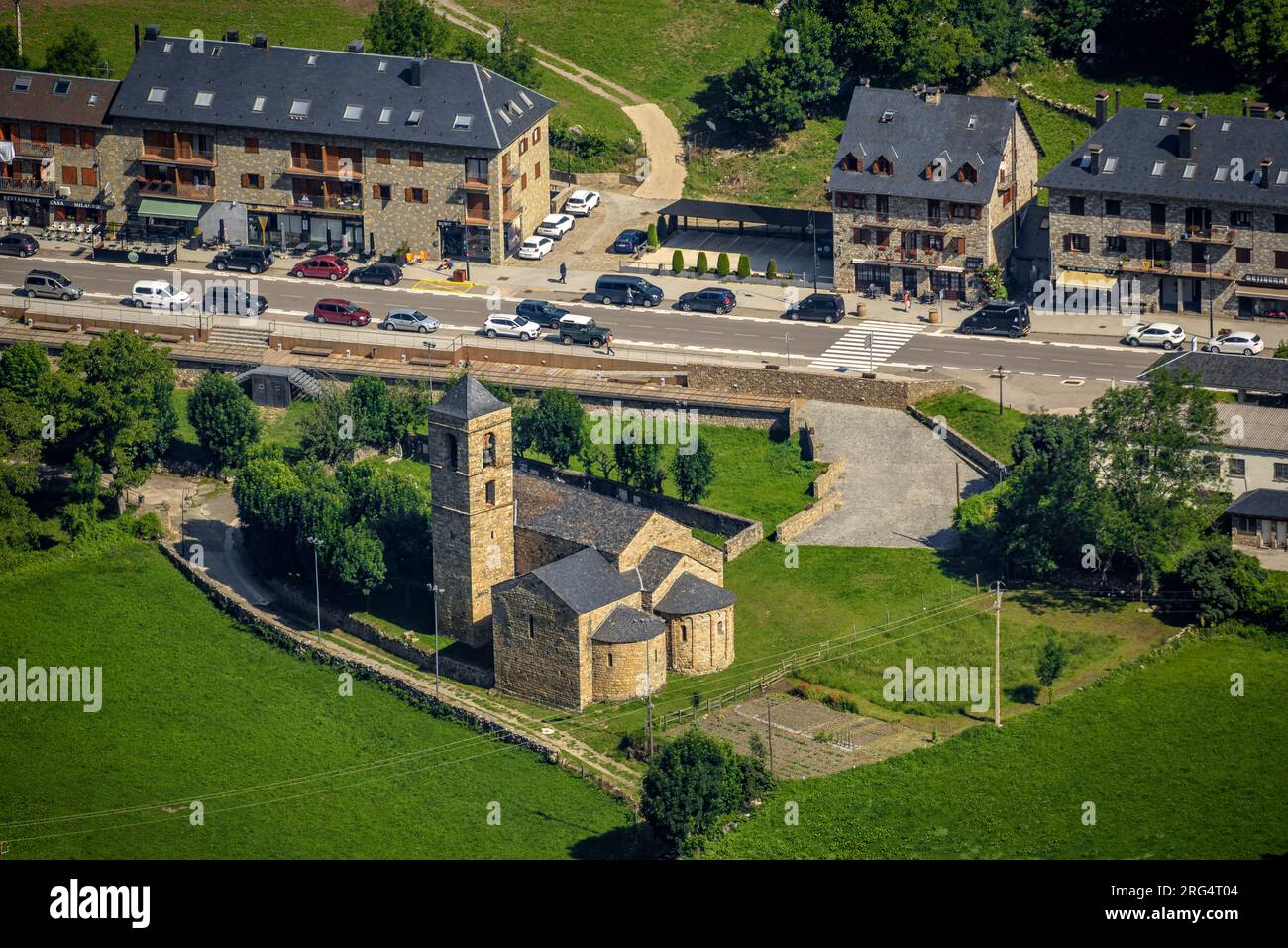 Villaggio di Barruera e valle di Boí viste dal punto di vista di Sant Quirc de Durro (Ribagorca, Lleida, Catalogna, Spagna, Pirenei) Foto Stock