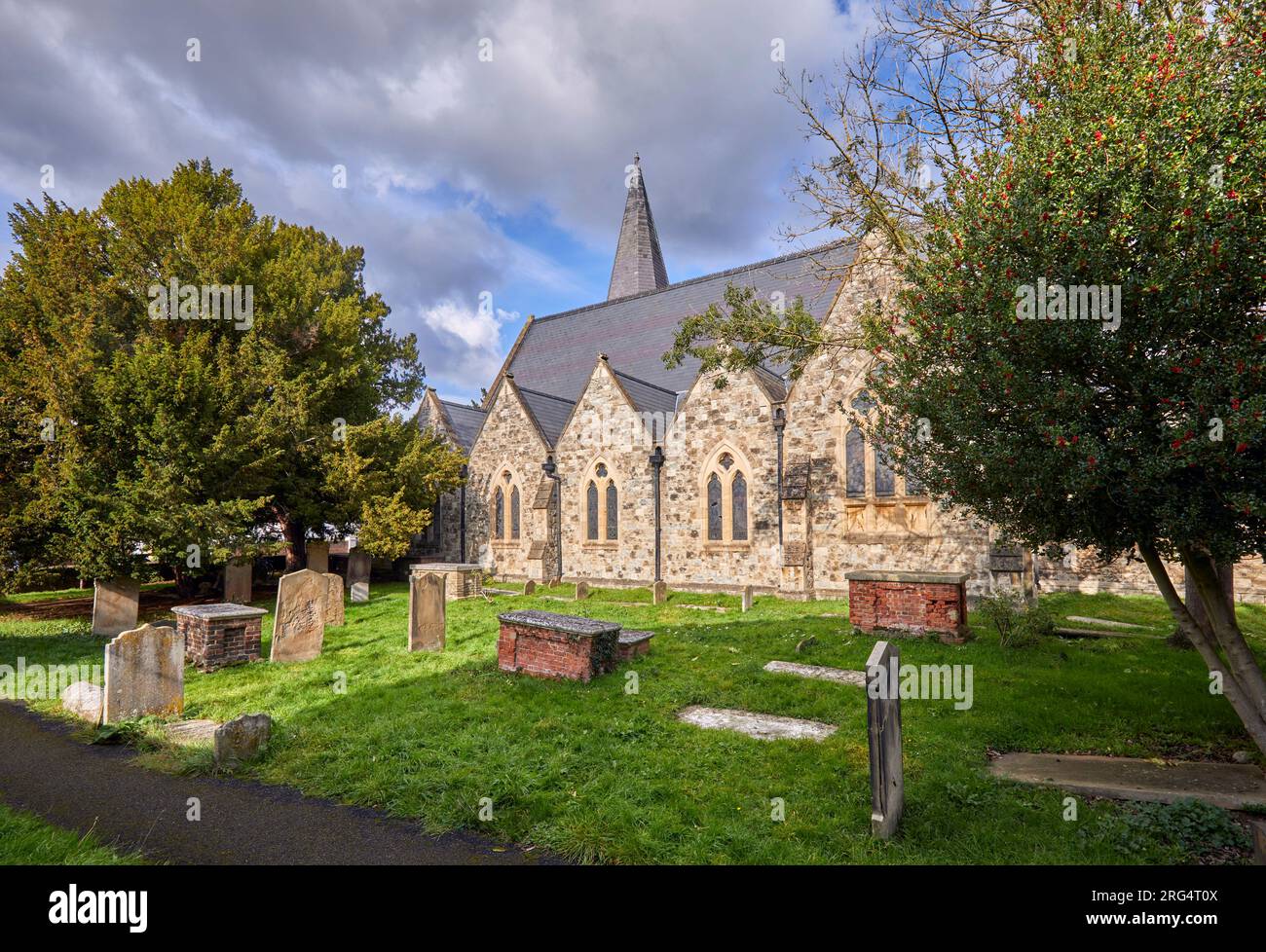 Chiesa di Santa Maria e cimitero. East Molesey, Surrey, Regno Unito. Foto Stock