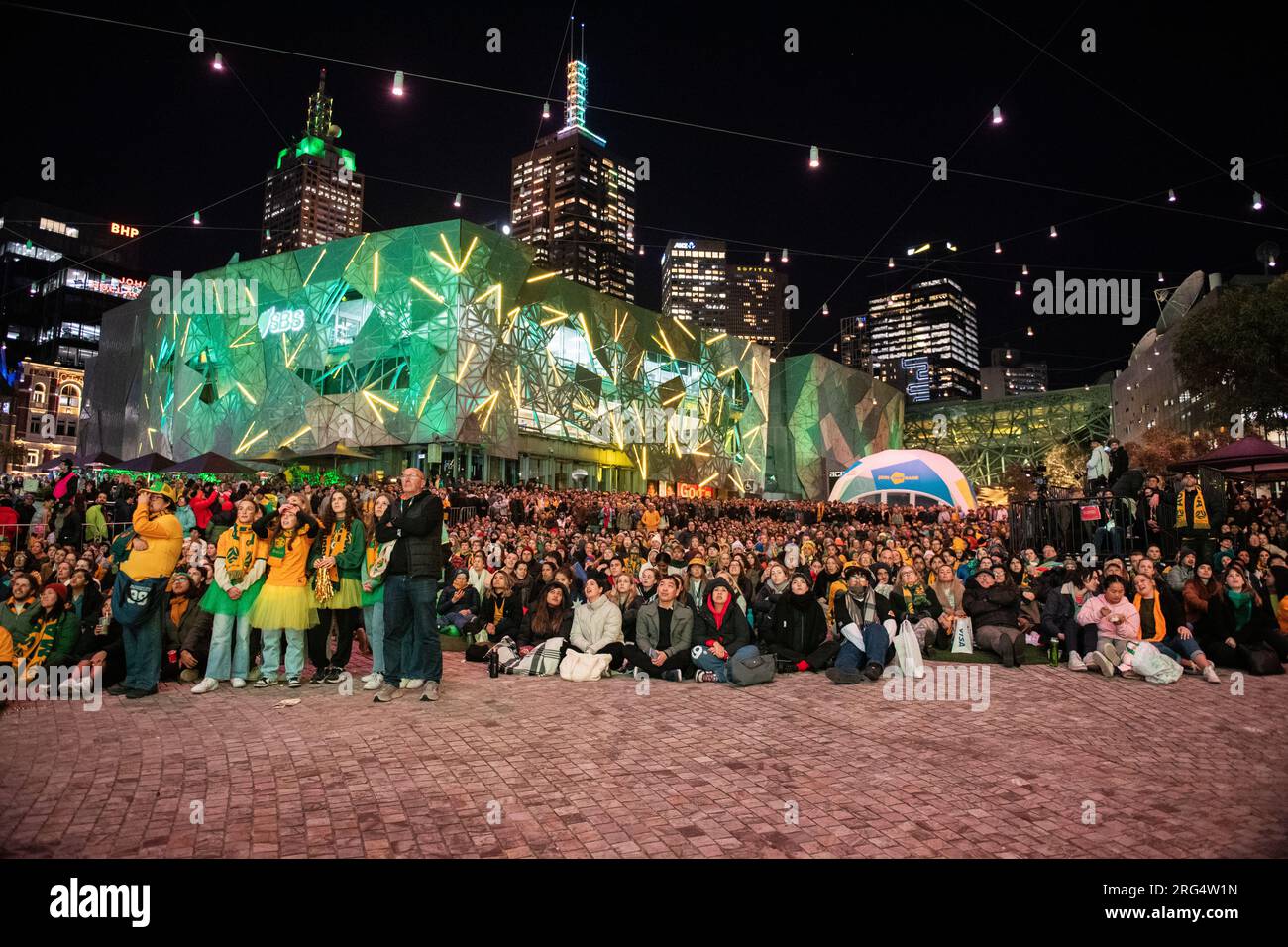 Melbourne, Australia, 7 agosto 2023. La piazza della Federazione affollata ospita centinaia di tifosi che guardano con ansia le Matildas che affrontano la Danimarca nella Coppa del mondo femminile FIFA. Crediti: Jay Kogler/Alamy Live News Foto Stock