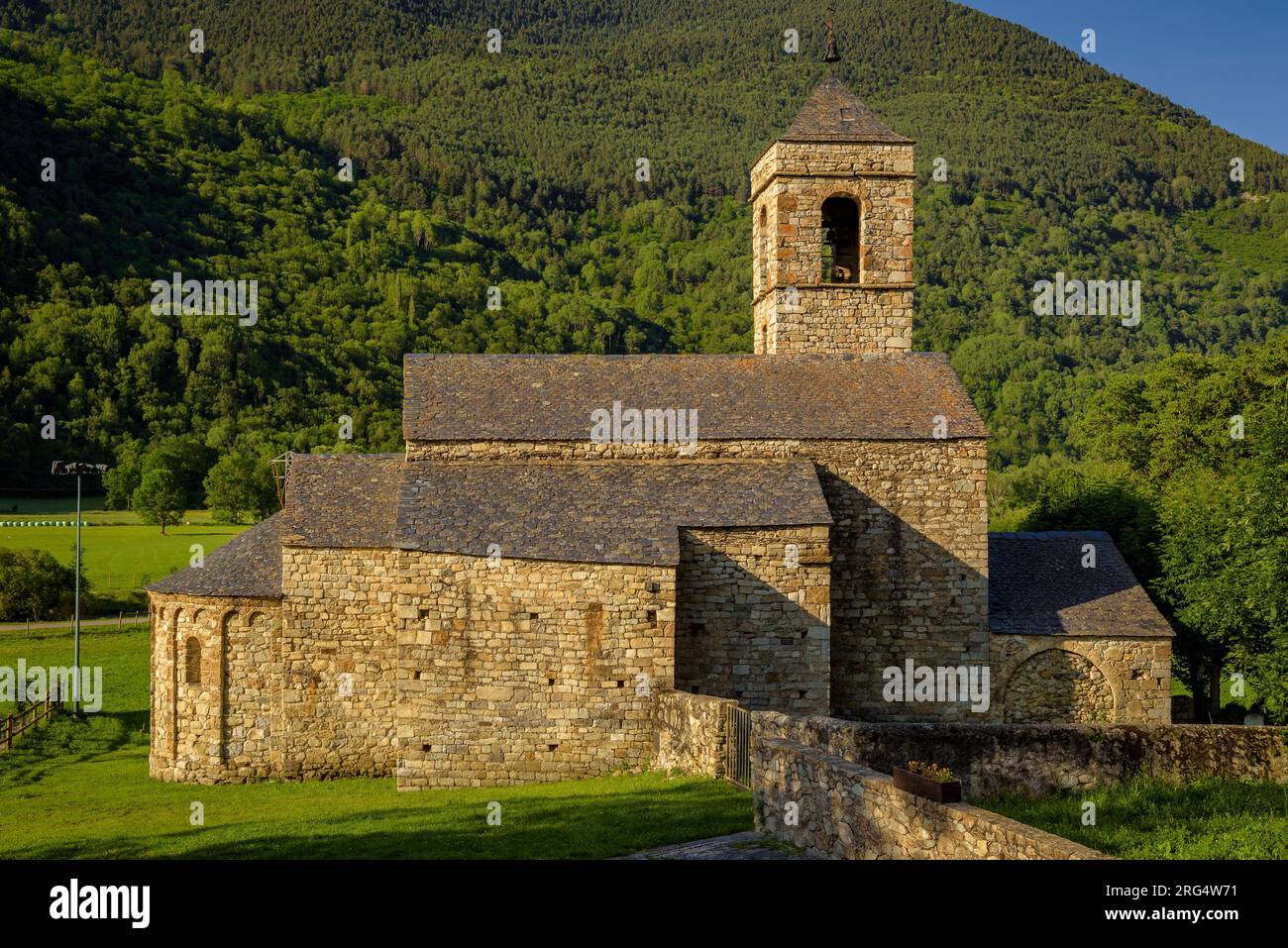Chiesa romanica di Sant Feliu de Barruera, in una mattina d'estate (Valle di Boí, Lleida, Catalogna, Spagna, Pirenei) ESP: Iglesia románica de Barruera Foto Stock