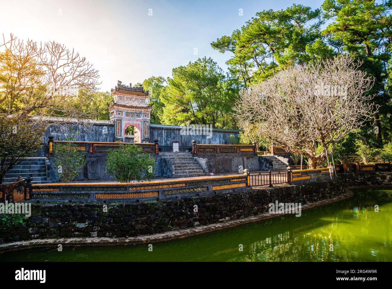 Porta al cortile d'onore, sito della Tomba di tu Duc a Hue, Vietnam Foto Stock
