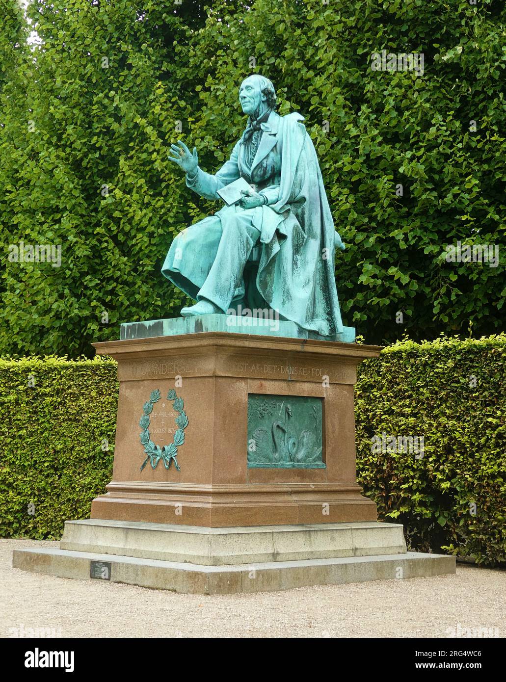 Giardino del re di Copenaghen (Kongens Have) parco pubblico: Vista laterale del monumento in bronzo di Hans Christian Andersen con un libro in mano, di August V. Saab Foto Stock