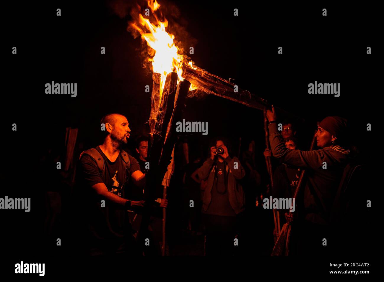 "Falles" illuminata di fronte all'eremo di Sant Quirc de Durro, nella Valle del Boí (Robagorca, Lleida, Catalogna, Spagna, Pirenei) Foto Stock