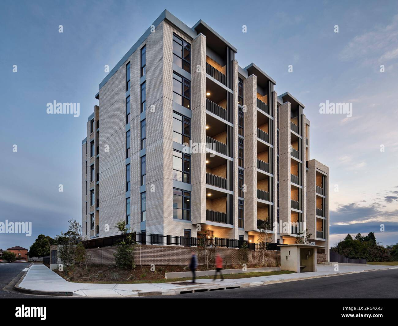 Edificio dall'angolo della strada. Warwick Farm Social Housing, Warwick Farm, Australia. Architetto: Reid Campbell, 2023. Foto Stock
