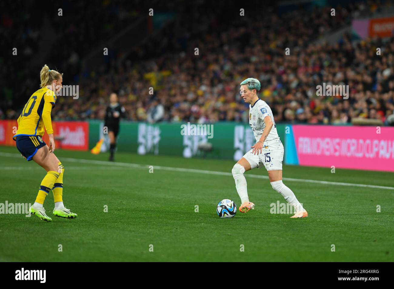 Melbourne, Australia. 6 agosto 2023. Sofia Jakobsson (L) della Svezia e Megan Rapinoe (L) degli Stati Uniti sono state viste in azione durante la Coppa del mondo femminile FIFA 2023 Round 16 match tra Svezia e Stati Uniti al Melbourne Rectangular Stadium. Punteggio finale Svezia 0:0 USA (rigori Svezia 5:4). Credito: SOPA Images Limited/Alamy Live News Foto Stock