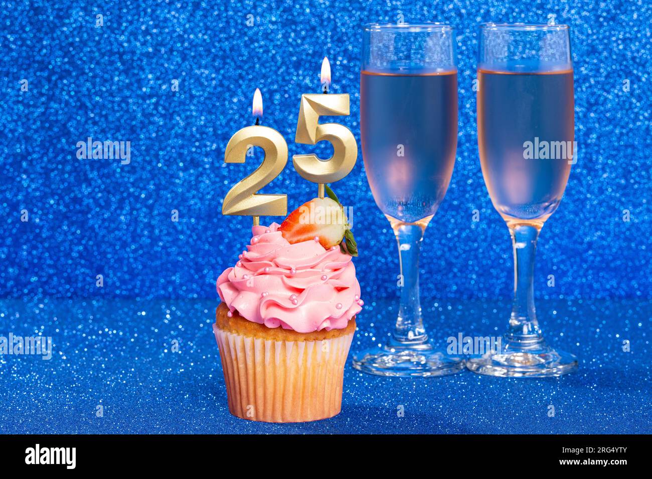 Cupcake con numero per celebrazione di compleanno o anniversario; numero 25. Foto Stock