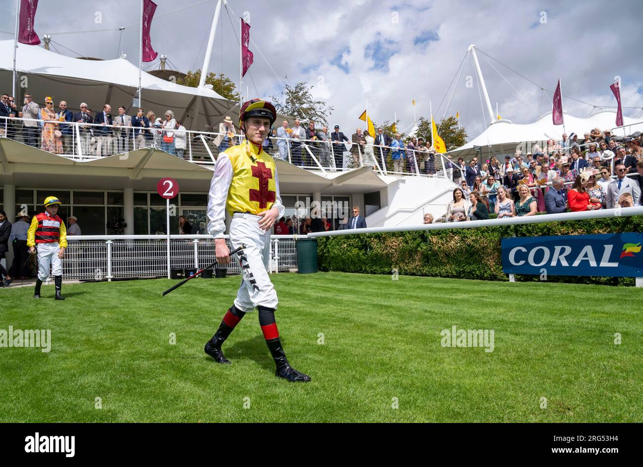 Jockey David Egan si dirige all'anello di parata il giorno 1 del Qatar Goodwood Festival Meeting 2023 all'ippodromo di Goodwood, Chichester Foto Stock