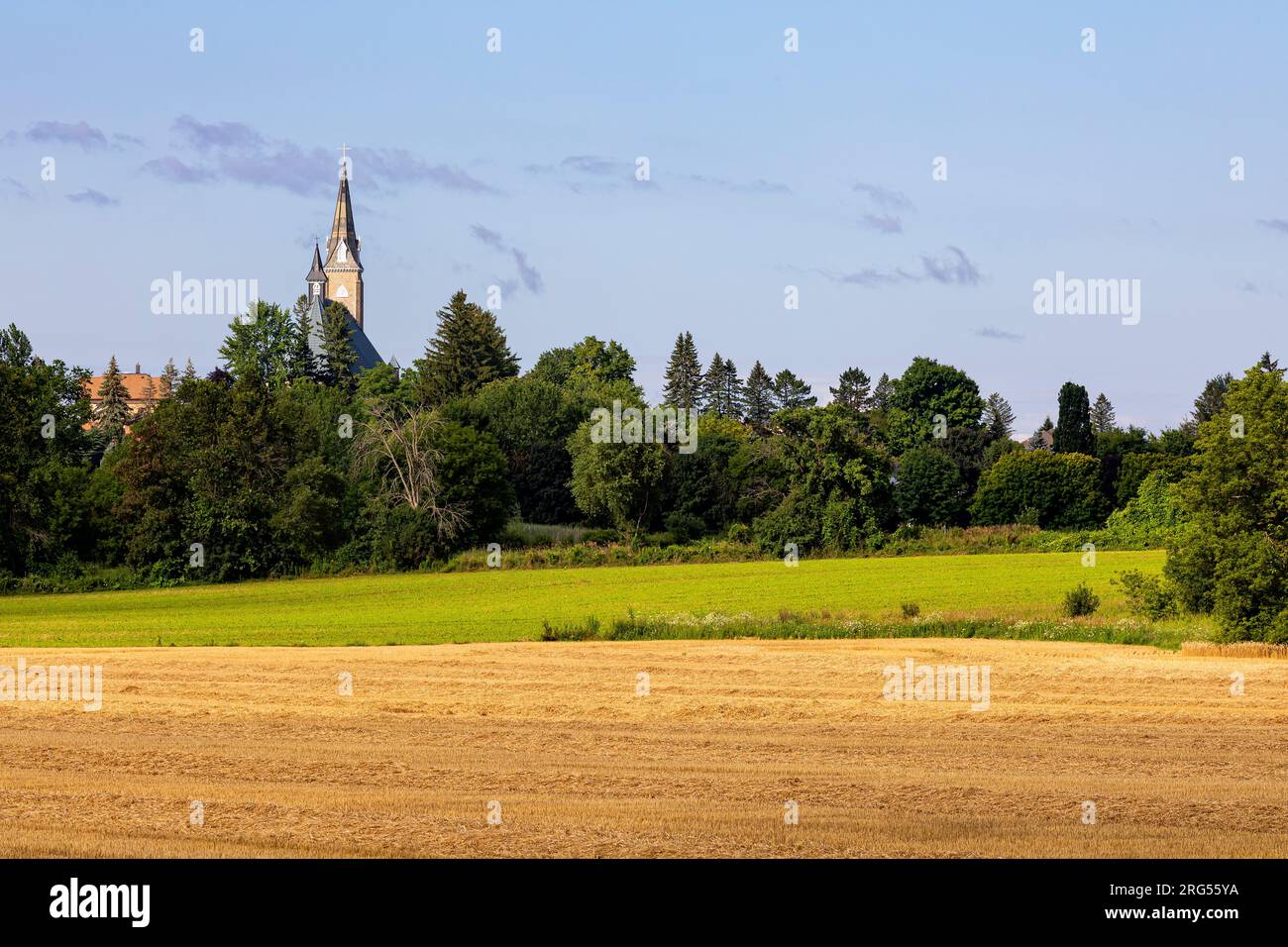 Campo con il campanile di St. Boniface Church a Maryhill, Ontario, Canada. Foto Stock