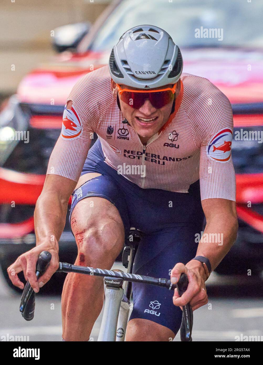 Mathieu van der Poel dei Paesi Bassi ha vinto un titolo attrattivo e drammatico maschile UCI World Road Race Glasgow agosto 2023 giro finale con ginocchio sanguinoso Foto Stock