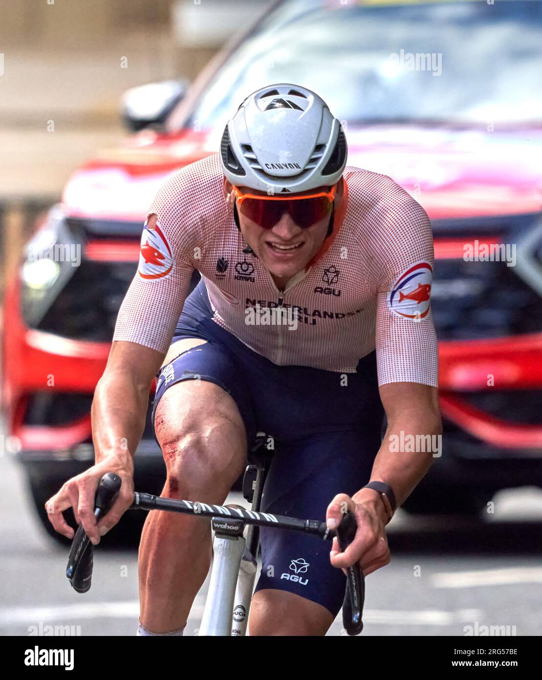 Mathieu van der Poel dei Paesi Bassi ha vinto un titolo attrattivo e drammatico maschile UCI World Road Race Glasgow agosto 2023 giro finale con ginocchio sanguinoso. Foto Stock
