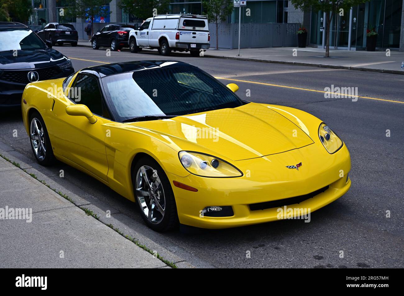 Una Chevrolet Camaro gialla è parcheggiata sulla strada nel centro di Calgary, AB Canada, nell'agosto 2023. Foto Stock