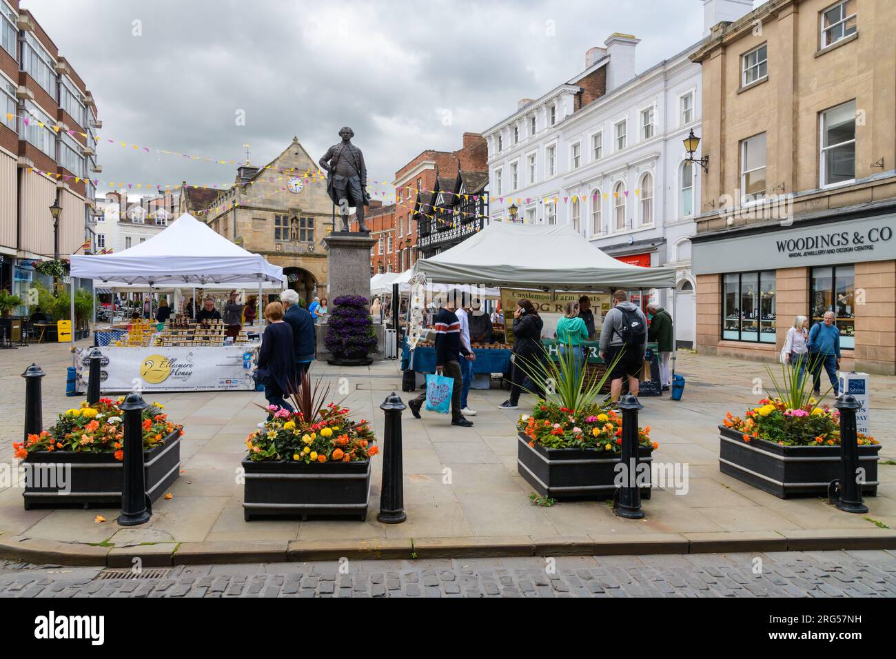 Shrewsbury, Regno Unito - 24 luglio 2023; Shoppers nella storica Shrewsbury Square presso le bancarelle del mercato Foto Stock