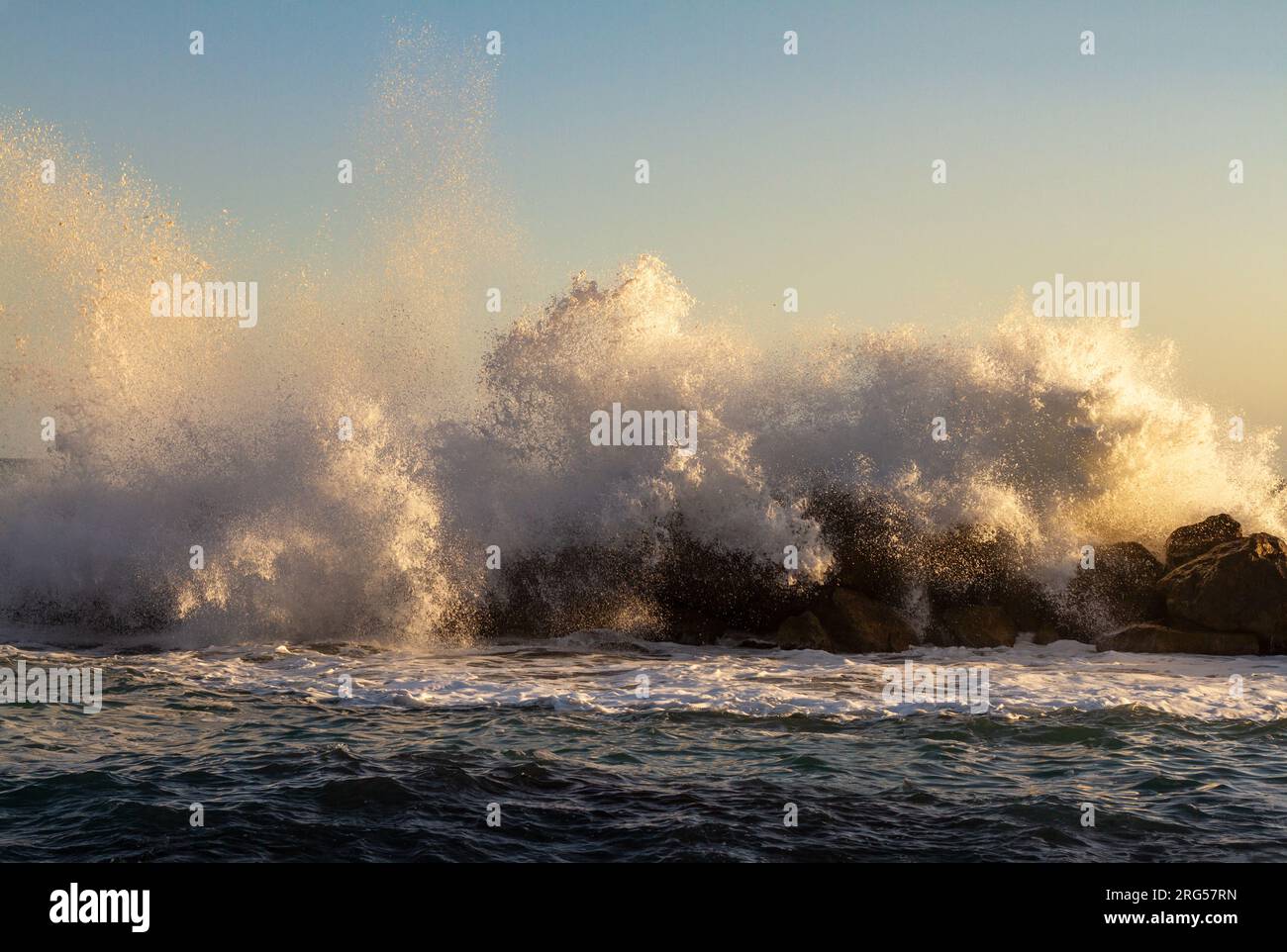 Tempesta di mare a Framura, Liguria Foto Stock