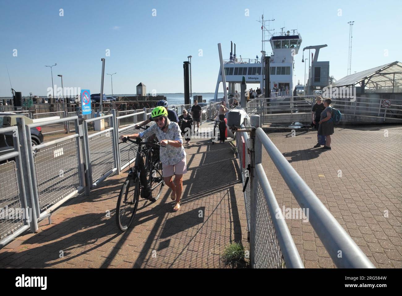 Il traghetto per auto/passeggeri a piedi/ciclista che collega Esbjerg e Fanø/isola di Fano sbarcando a Esbjerg, Danimarca. Foto Stock